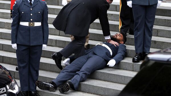 Военный потерял сознание во время мессы в честь платинового юбилея королевы Елизаветы II в соборе Святого Павла в Лондоне 