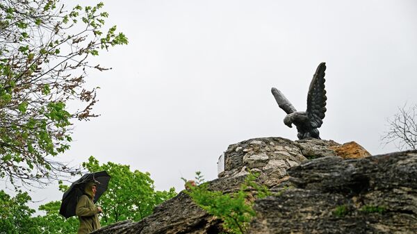 Скульптура Орел, побеждающий змею на юго-восточной части горы Горячей в Пятигорске
