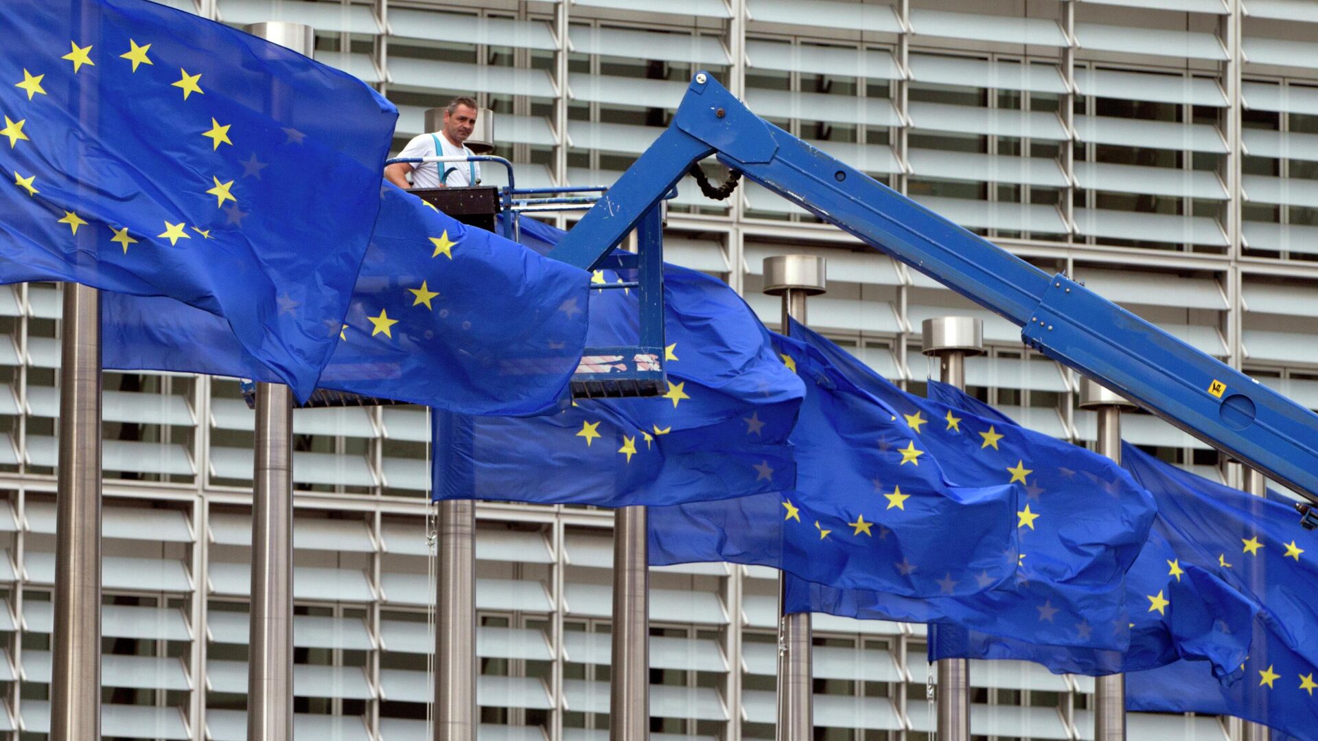 Флаги ЕС у здания штаб-квартиры организации в Брюсселе - РИА Новости, 1920, 23.06.2022