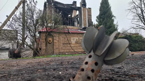 Оставшийся после минометного огня ВСУ корпус снаряда. Село Верхнеторецкое, Донецкая область.