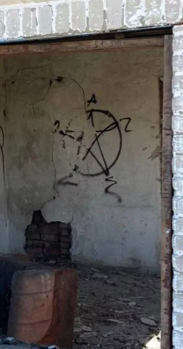 Оккультный символ, нарисованный на стене частного дома в Волновахе, в котором были оборудованы позиции ВСУ.