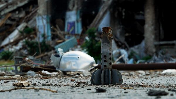 Фрагмент осколочно-фугасной мины на одной из улиц в Рубежном