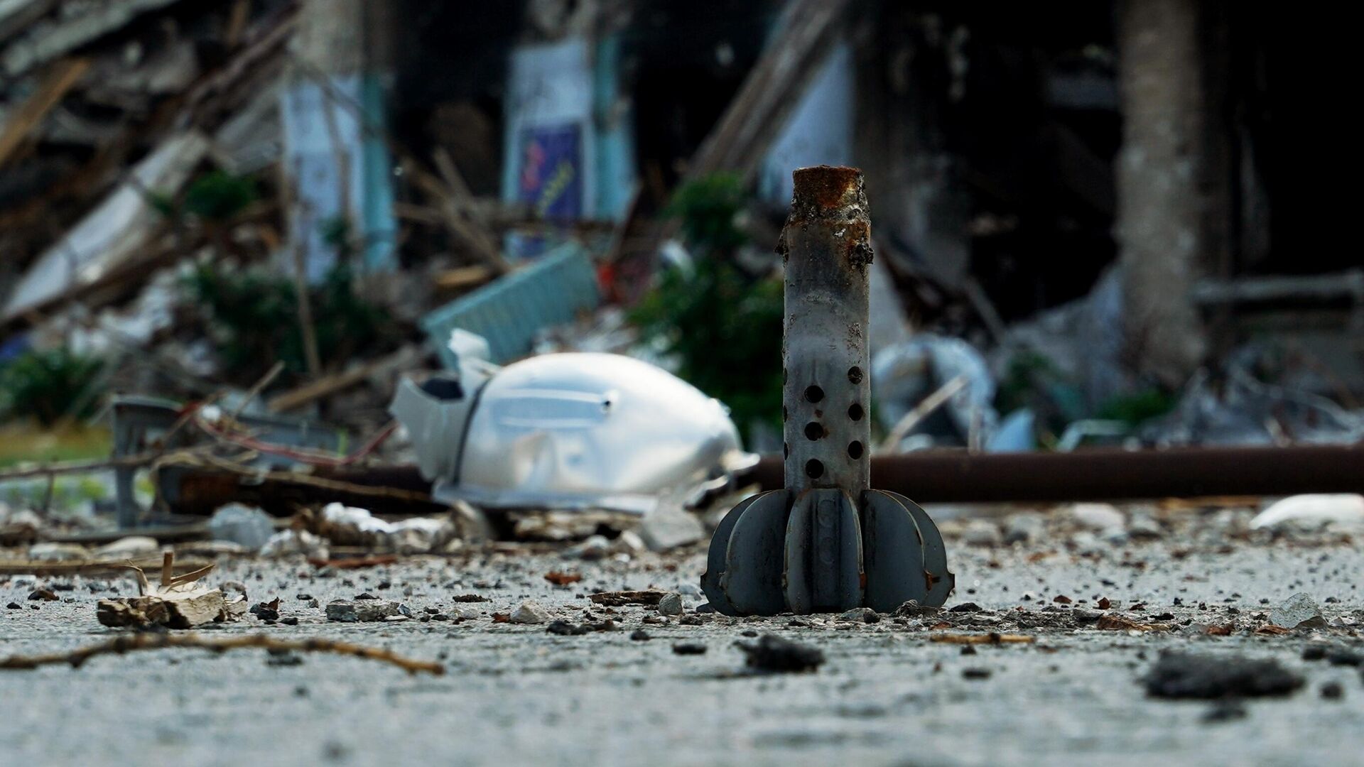 Фрагмент осколочно-фугасной мины на одной из улиц в Рубежном - РИА Новости, 1920, 29.03.2023