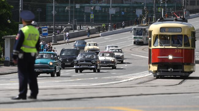 Участники парада ретротранспорта в Москве. Архивное фото