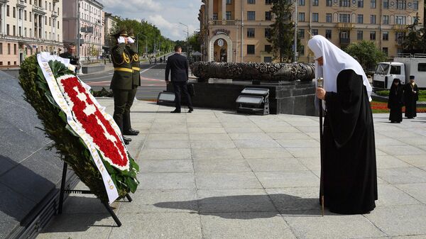 Патриарх Московский и всея Руси Кирилл во время возложения цветов к монументу Победы в Минске