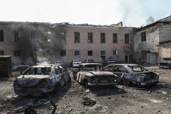 Машины, сгоревшие в результате обстрела ВСУ, возле шахты имени Челюскинцев в Донецке