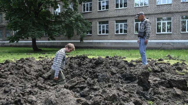 Воронка от снаряда, выпущенного ВСУ по Куйбышевскому району Донецка