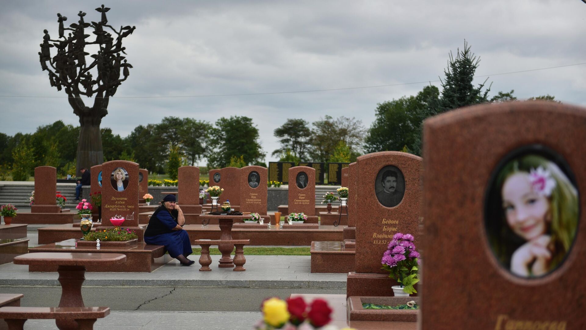 Женщина на мемориальном кладбище Город ангелов в Беслане, где похоронены погибшие во время террористического акта в сентябре 2004 года. - РИА Новости, 1920, 04.06.2022