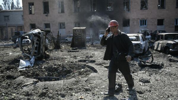 Шахтер возле административного здания, пострадавшего  в результате обстрела ВСУ шахты имени Челюскинцев в Донецке