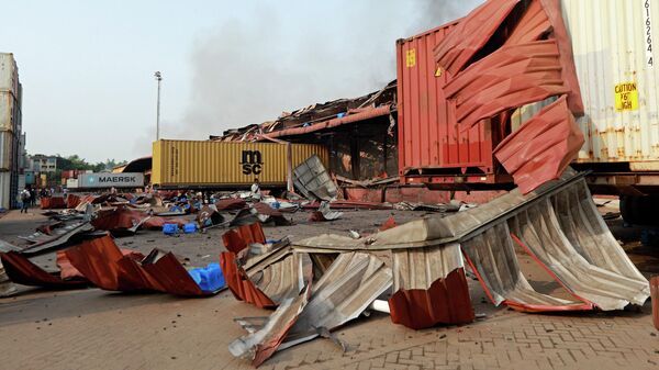 Пожар на контейнерном складе в городе Ситакунда на юго-востоке Бангладеш