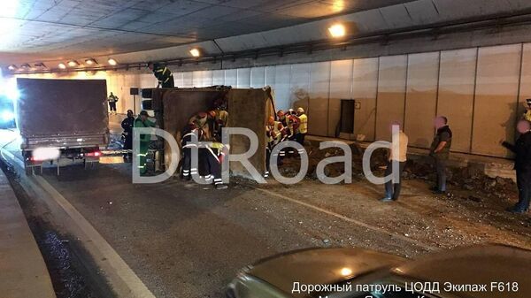 ДТП с участием грузовика в тоннеле на съезде с внутренней стороны МКАД в сторону Калужского шоссе