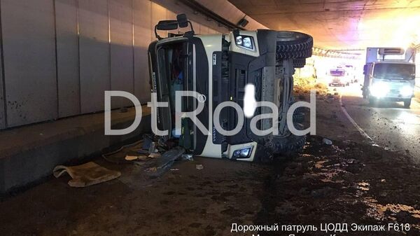 ДТП с участием грузовика в тоннеле на съезде с внутренней стороны МКАД в сторону Калужского шоссе