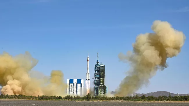 Запуск пилотируемого космического корабля Шэньчжоу-14 в Китае