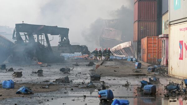 Пожар на контейнерном складе в городе Ситакунда на юго-востоке Бангладеш