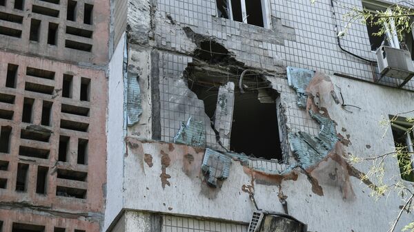 Поврежденный жилой дом после обстрелов украинскими войсками Донецка