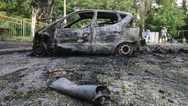 Сгоревший автомобиль после обстрелов украинскими войсками в Петровском районе Донецка. Архивное фото