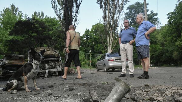 Фрагмент снаряда после обстрелов украинскими войсками в Петровском районе Донецка