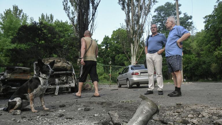 Фрагмент снаряда после обстрелов украинскими войсками в Петровском районе Донецка