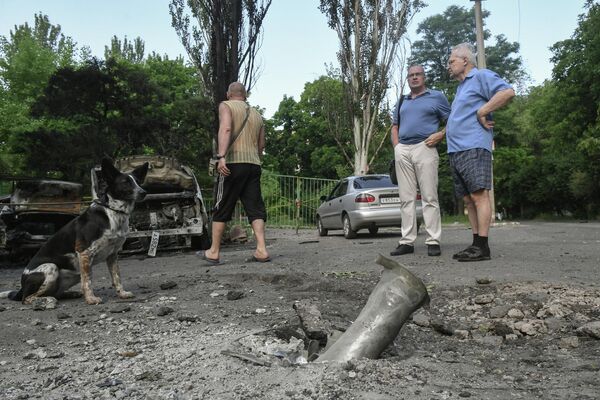 Фрагмент снаряда после обстрелов украинскими войсками в Петровском районе Донецка