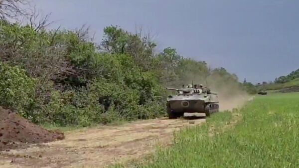 Работа боевых машинах десанта (БМД-4) в Донбассе. Кадр видео