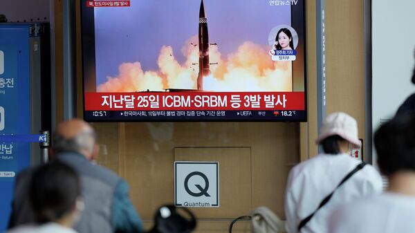 Трансляция репортажа о запуске КНДР баллистической ракеты
