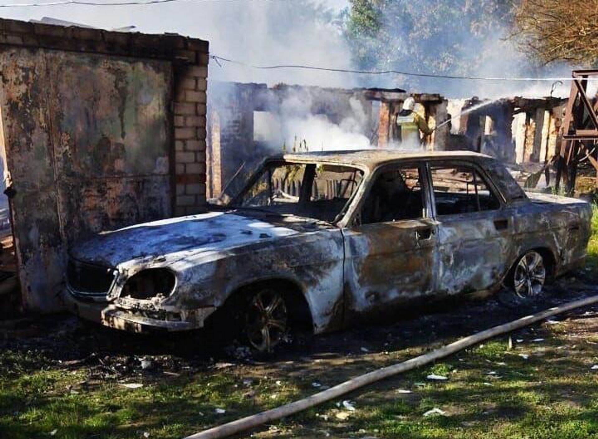 Сгоревший автомобиль в поселке Теткино Курской области в результате утреннего обстрела со стороны украинских военных - РИА Новости, 1920, 14.03.2024