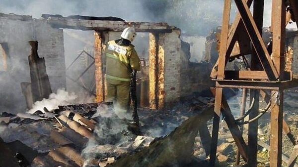 Сотрудник МЧС РФ у разрушенного жилого дома в Курской области в результате обстрела со стороны украинских военных