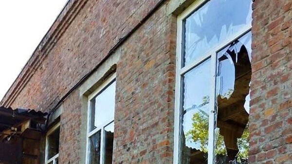 Разбитые окна одного из домов Курской области в результате обстрела со стороны украинских военных