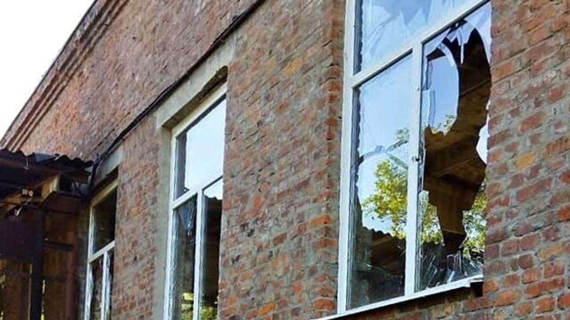 Разбитые окна одного из домов в поселке Теткино Курской области - РИА Новости, 1920, 01.02.2023
