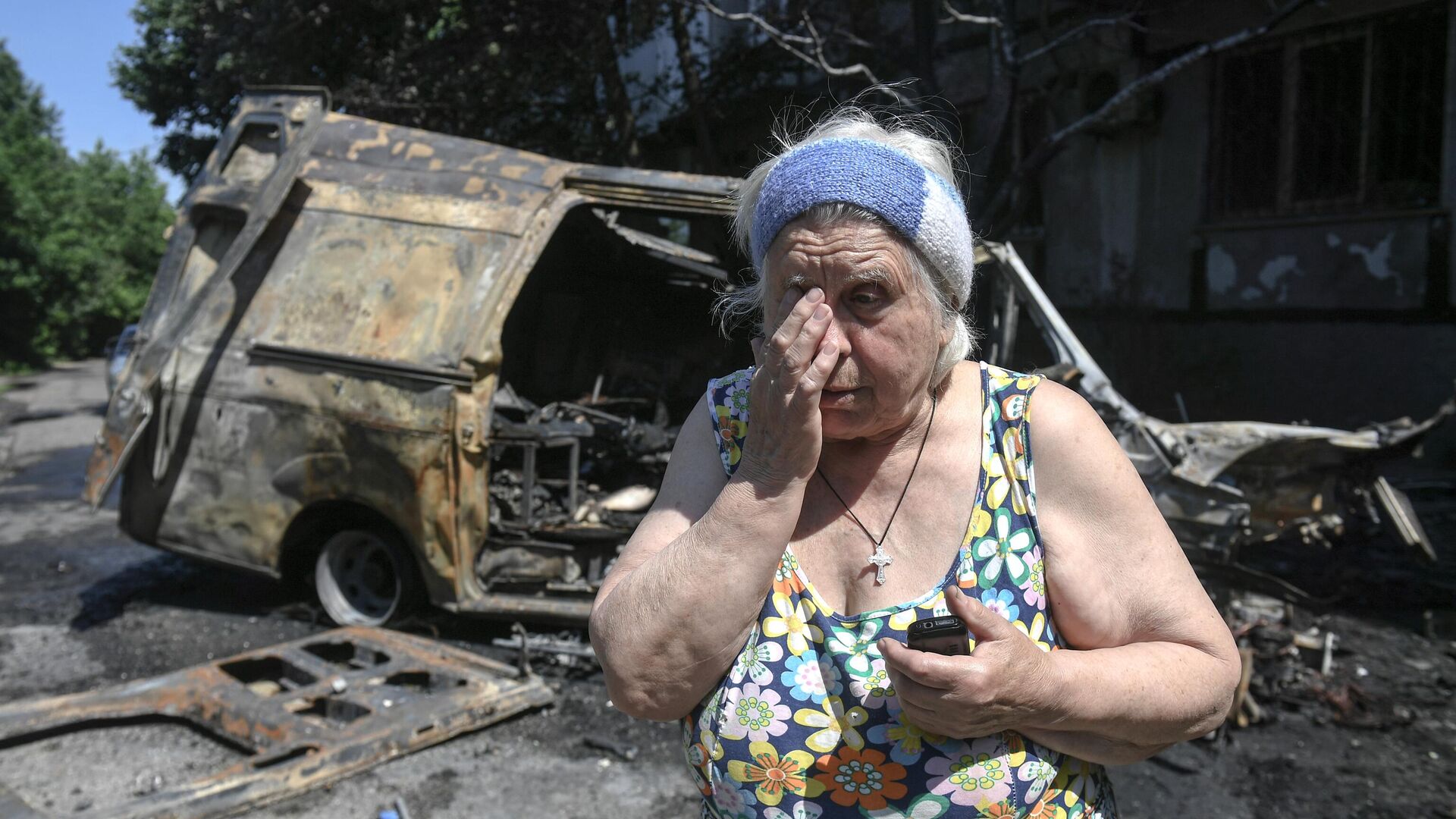 Женщина возле своего дома, пострадавшего в результате обстрела ВСУ Куйбышевского района Донецка - РИА Новости, 1920, 11.06.2022