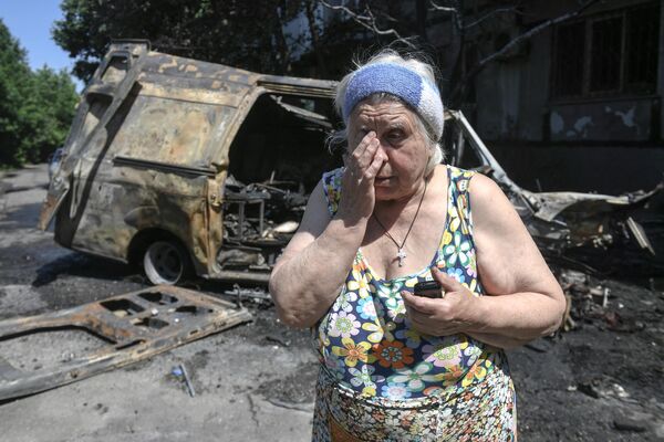 Женщина возле своего дома, пострадавшего в результате обстрела ВСУ Куйбышевского района Донецка