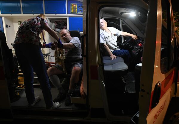 Медики оказывают помощь мужчине пострадавшему в результате обстрела ВСУ Донецка