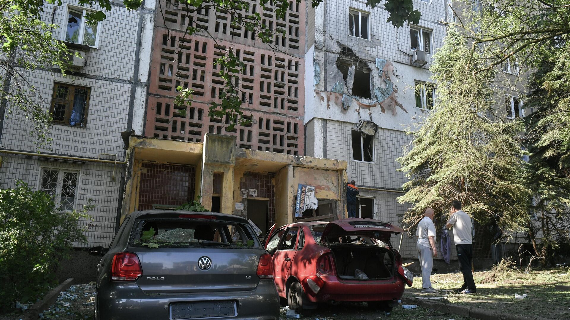 Поврежденные автомобили и жилой дом после обстрелов ВСУ в Донецка - РИА Новости, 1920, 15.06.2022