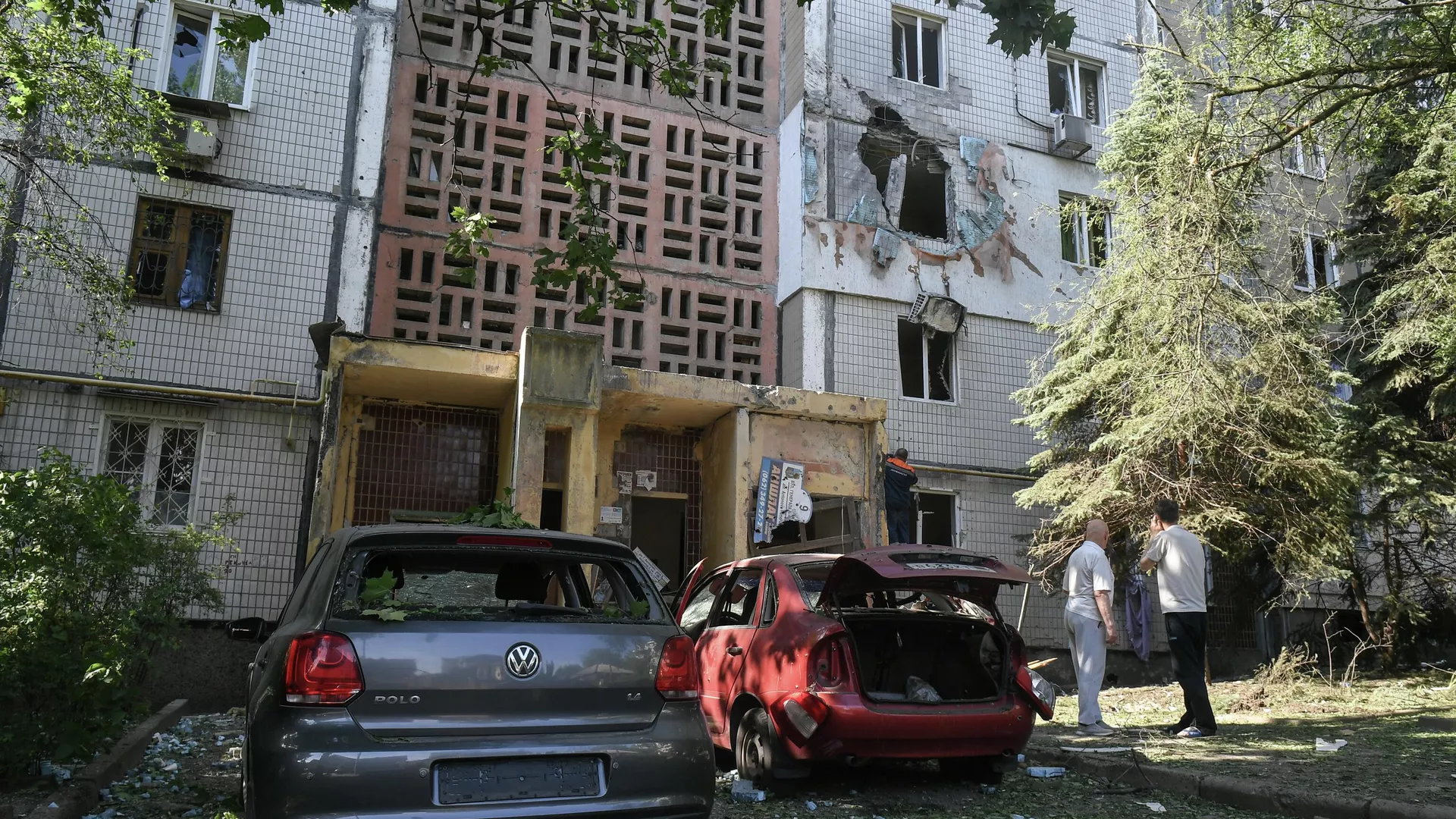 Κατεστραμμένα αυτοκίνητα και ένα κτήριο κατοικιών μετά από βομβαρδισμό από ουκρανικά στρατεύματα στην περιοχή Petrovsky του Ντόνετσκ - RIA Novosti, 1920, 06/08/2022