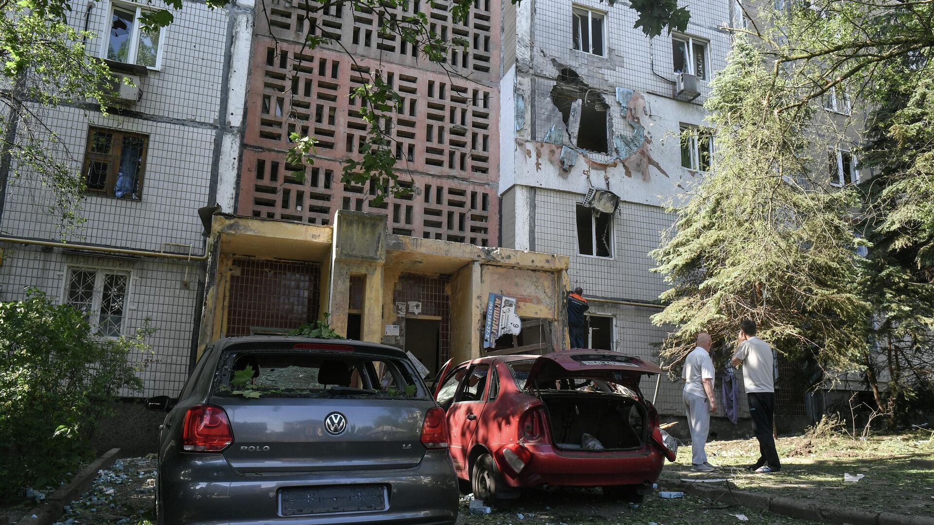 Поврежденные автомобили и жилой дом после обстрелов украинскими войсками в Петровском районе Донецка Поврежденные автомобили и жилой дом после обстрелов украинскими войсками в Петровском районе Донецка - РИА Новости, 1920, 20.06.2022