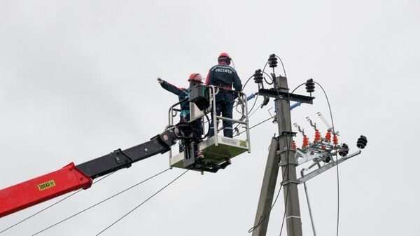 Сотрудники компании Россети Московский регион ремонтируют линию электропередачи