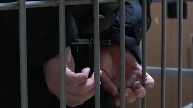 Человек в наручниках