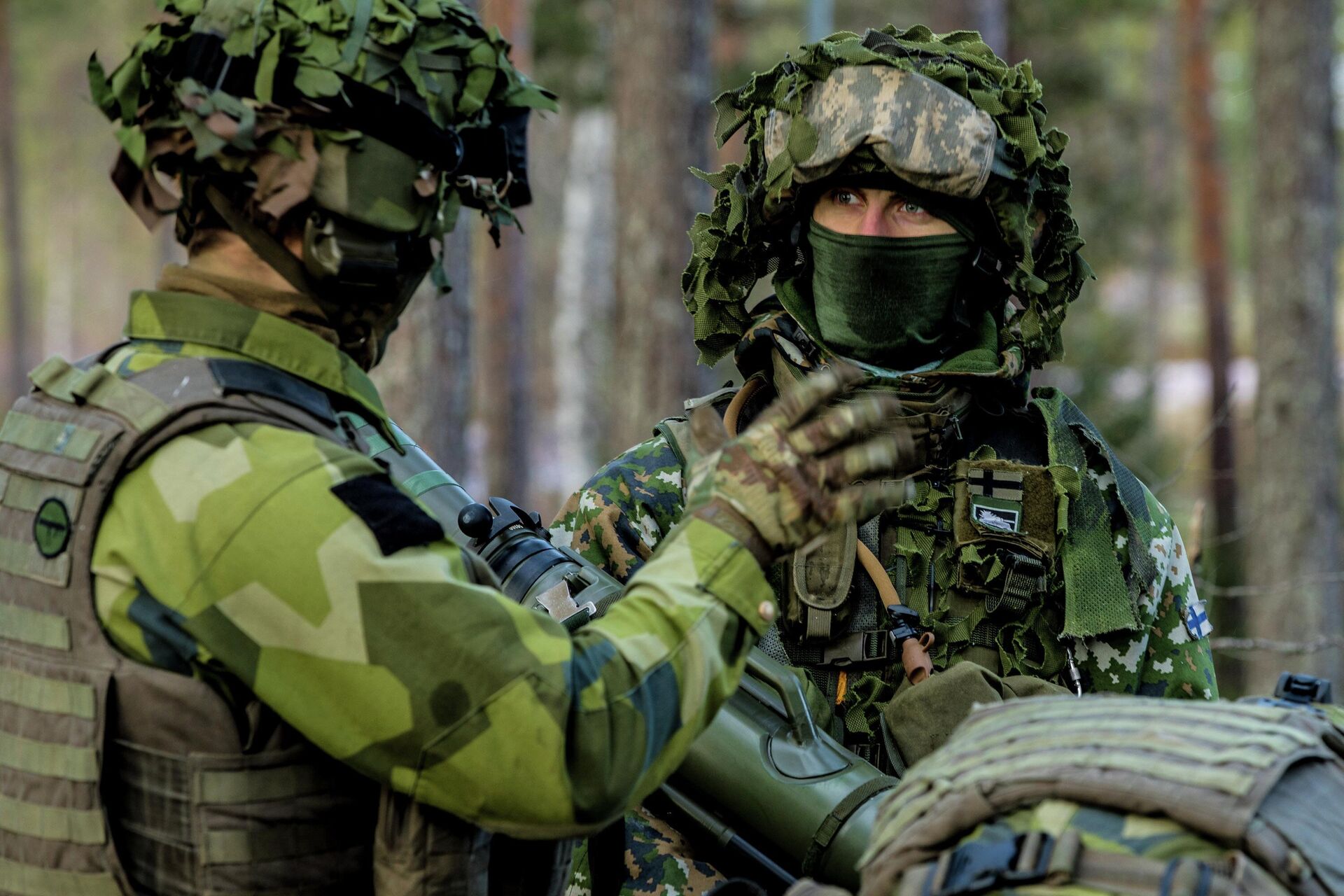 Шведский и финский военнослужащие во время совместных учений Шведский и финский военнослужащие во время совместных учений - РИА Новости, 1920, 18.09.2024