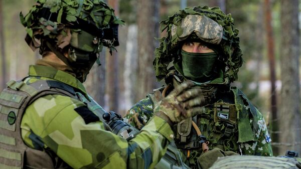 Шведский и финский военнослужащие во время совместных учений