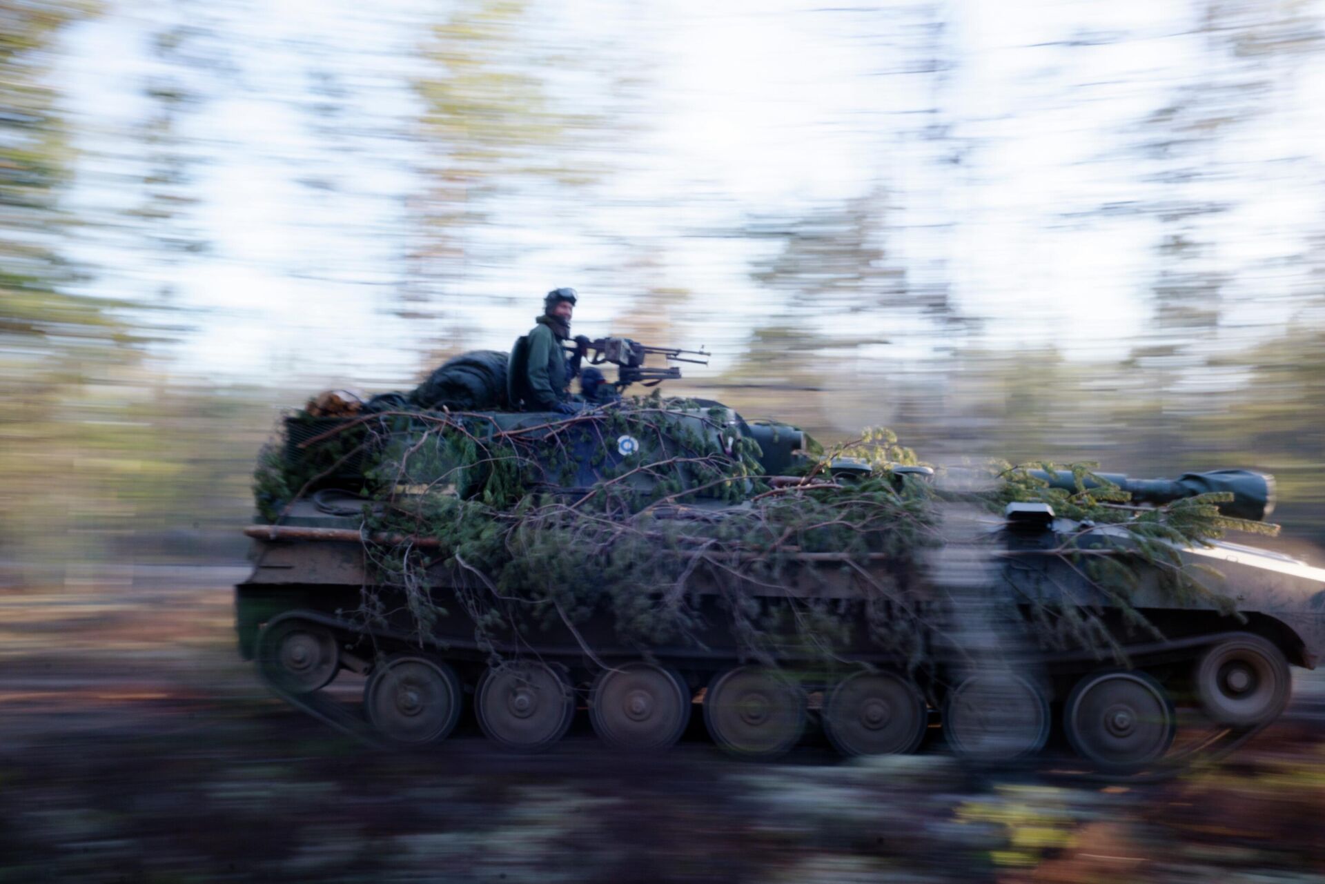Финские военнослужащие едут на танке во время учений Финские военнослужащие едут на танке во время учений - РИА Новости, 1920, 22.10.2024