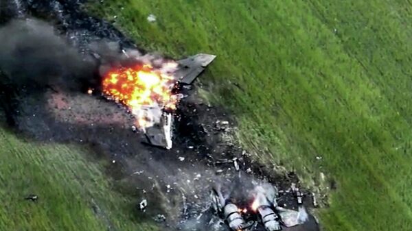 Самолет МиГ-29 Воздушных сил Украины, сбитый российскими средствами противовоздушной обороны в районе Славянска в ДНР. Скриншот видео