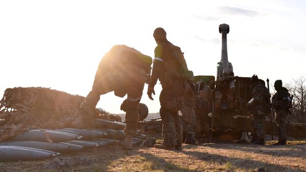 Артиллеристы на позиции в Луганской области