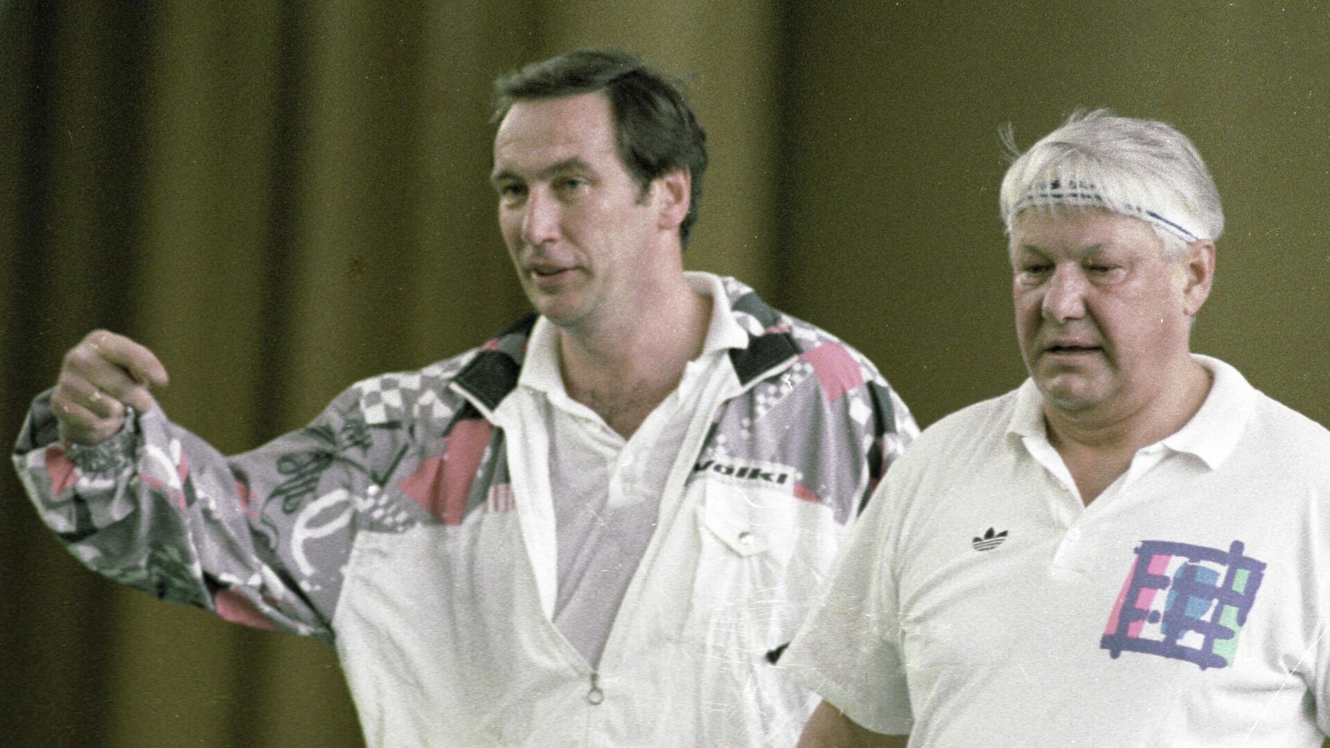 Борис Ельцин (справа) и Шамиль Тарпищев (слева) после игры в теннис. - РИА Новости, 1920, 06.06.2022