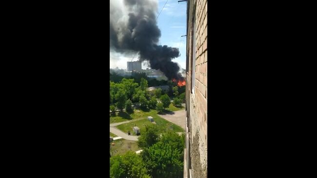 Пожар в результате обстрела в Донецке