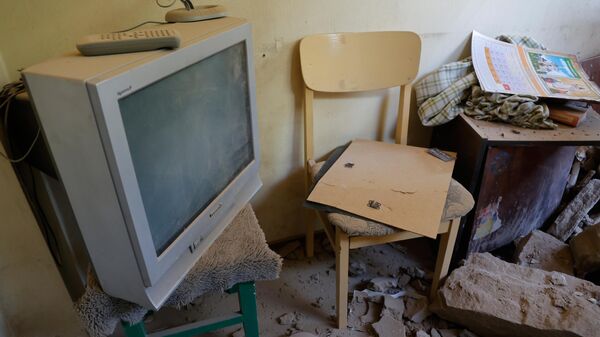 Комната дома в Донецке, в который попал снаряд