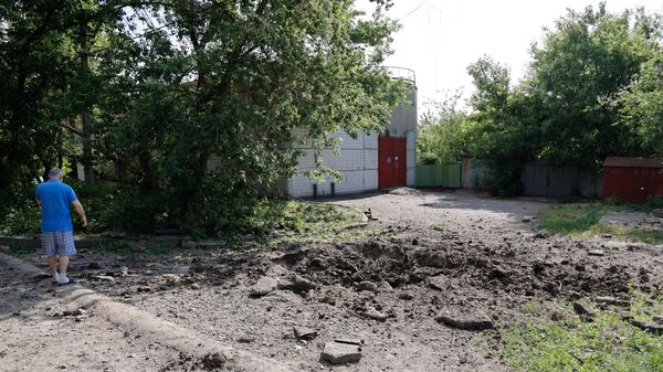 Воронка от попадания снаряда на улице Донецка