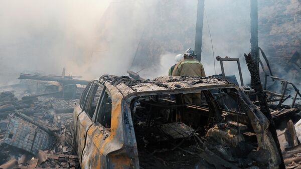 Пожарные МЧС ДНР тушат пожар на мебельном складе в Донецке, возникший после обстрела со стороны Вооруженных сил Украины