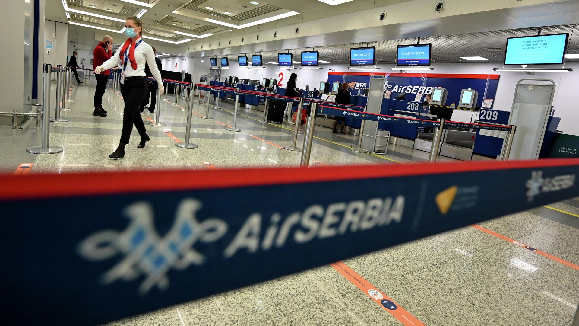 Персонал аэропорта проходит мимо стоек регистрации в аэропорту Белграда - РИА Новости, 1920, 07.06.2022
