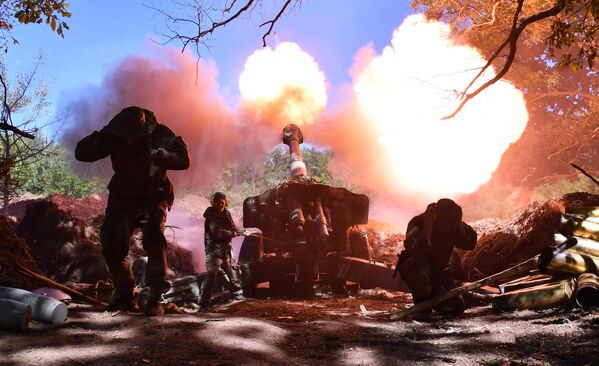 Бойцы артиллерийского расчета Народной милиции ЛНР ведут огонь из 152-миллиметровой гаубицы Д-20 по позициям ВСУ с окраин Попасной