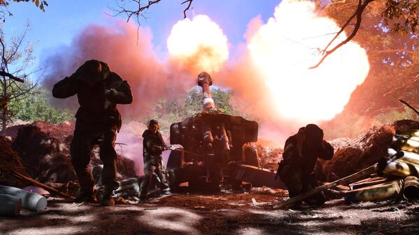 Бойцы артиллерийского расчета Народной милиции ЛНР ведут огонь из 152-миллиметровой гаубицы Д-20 по позициям ВСУ с окраин Попасной